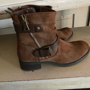 Woman’s size 9 brown boots